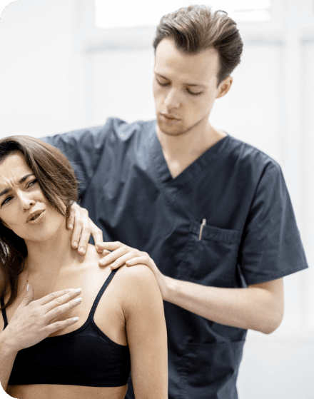 Osteopaat behandelt patiënt